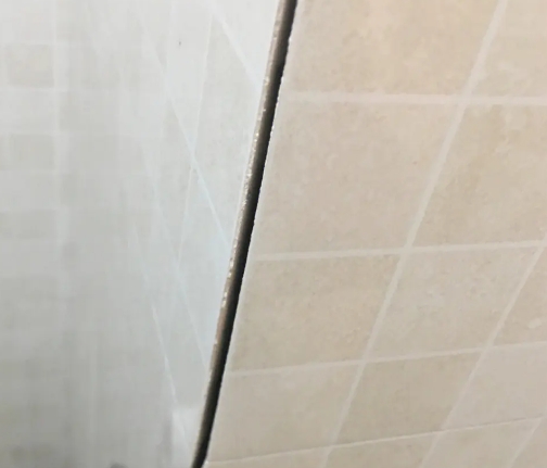 盐城瓷砖空鼓维修公司分享阳台瓷砖脱落的修复过程可以分为以下几个步骤