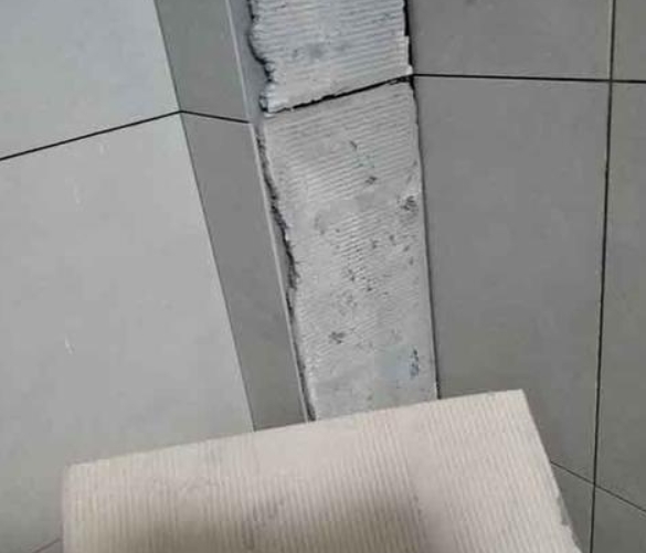 盐城瓷砖空鼓维修公司分享下厨房瓷砖脱落的补救措施。